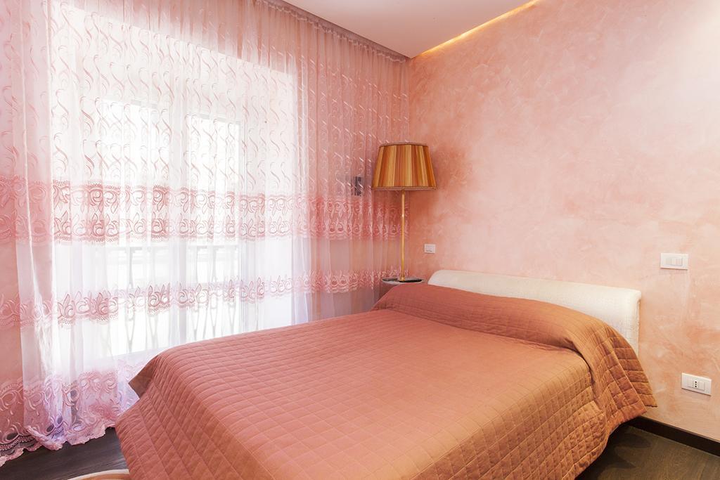 Holiday Magenta Apartment